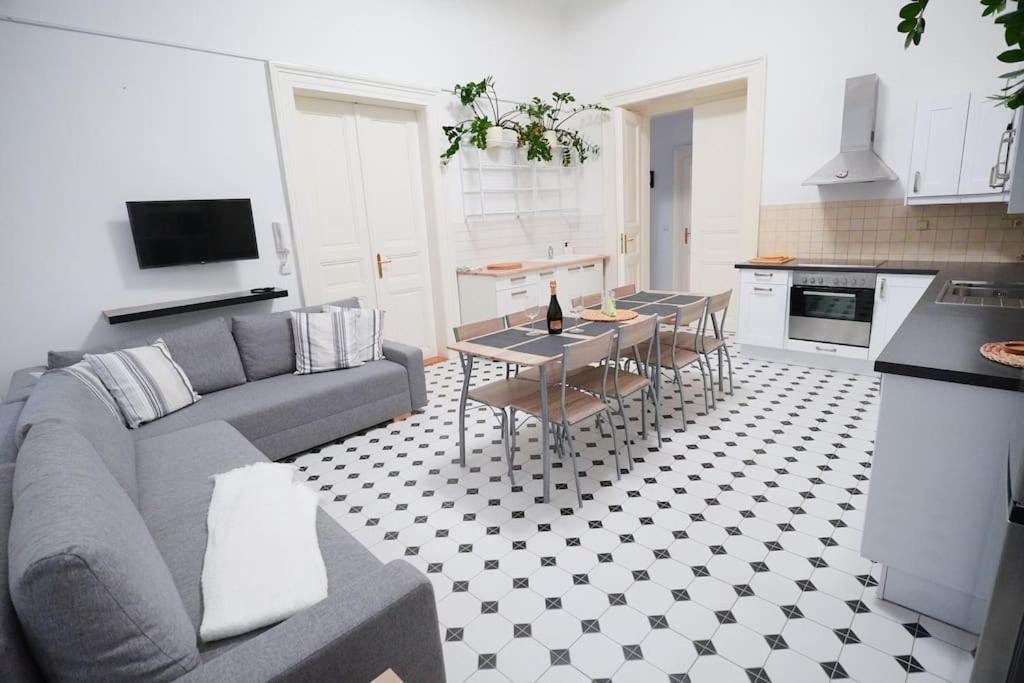 New! Mucha 3bdr Flat In Heart Of The Center * Prague
