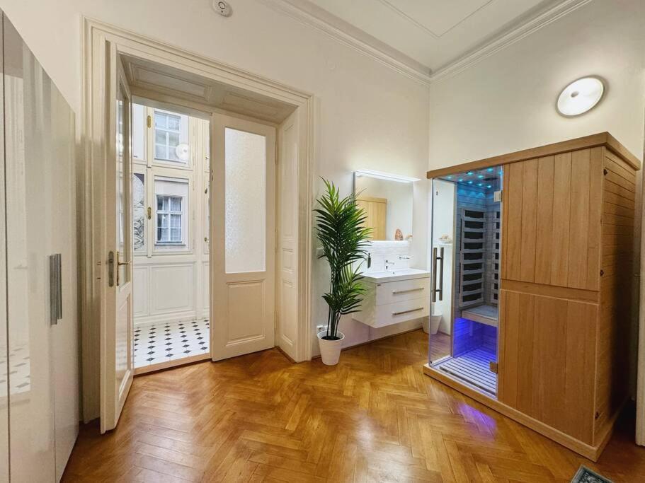 New! Mucha 3bdr Flat In Heart Of The Center