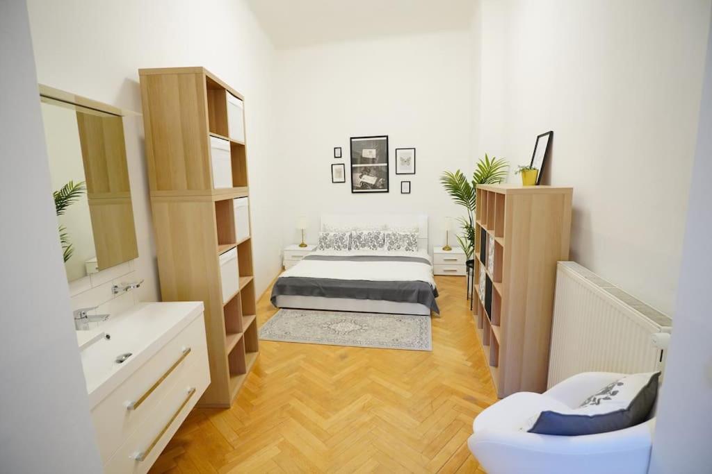 New! Mucha 3bdr Flat In Heart Of The Center