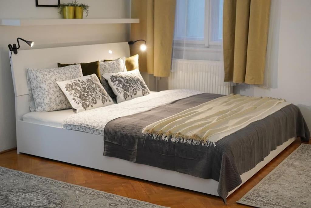 New! Mucha 3bdr Flat In Heart Of The Center Prague