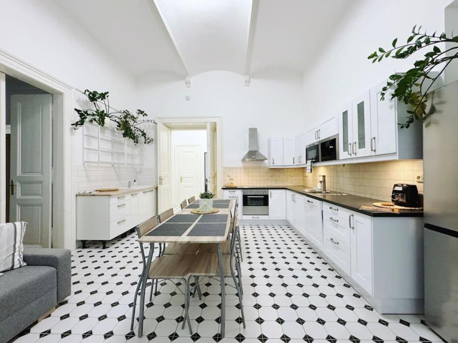New! Mucha 3bdr Flat In Heart Of The Center Prague