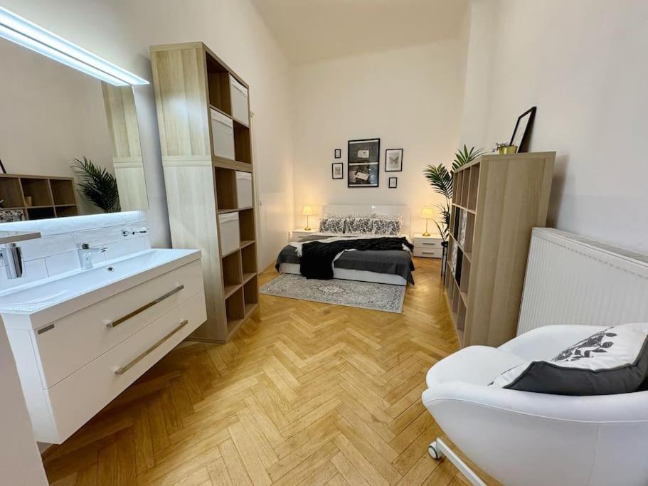 New! Mucha 3bdr Flat In Heart Of The Center Apartment