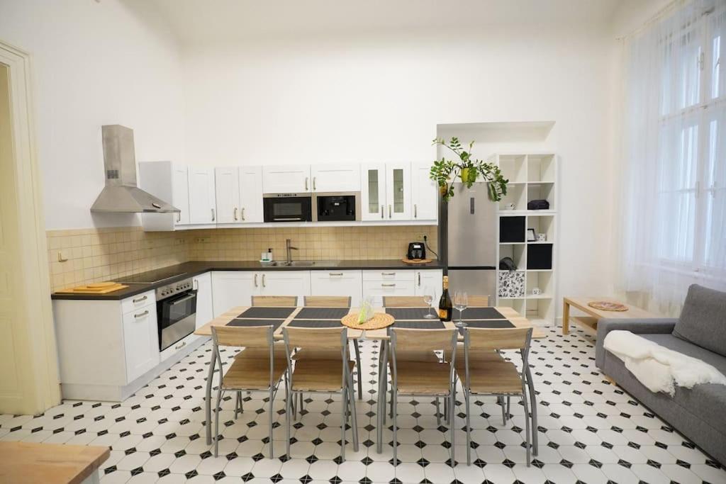 New! Mucha 3bdr Flat In Heart Of The Center Apartment *