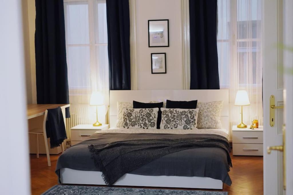 New! Mucha 3bdr Flat In Heart Of The Center * Prague