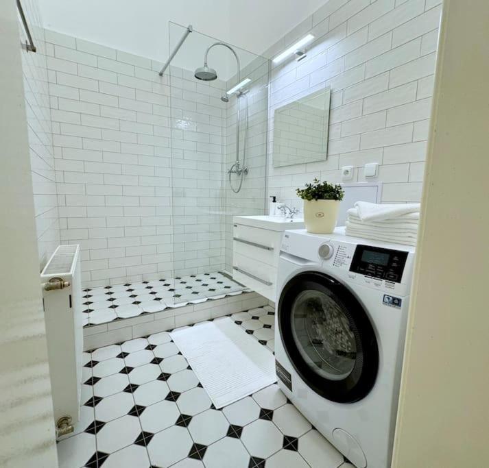 New! Mucha 3bdr Flat In Heart Of The Center *