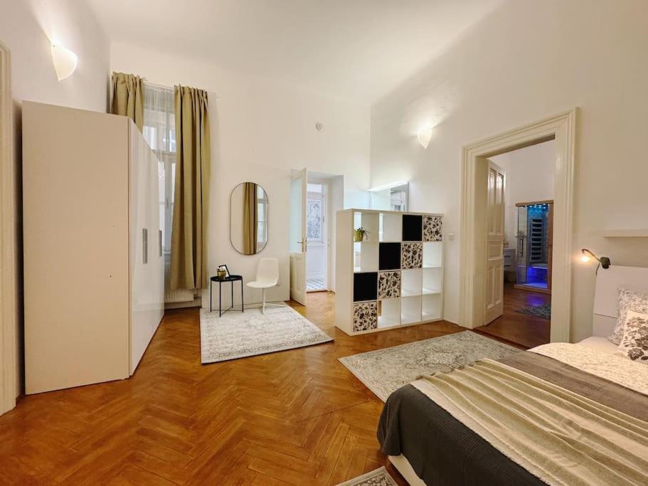 New! Mucha 3bdr Flat In Heart Of The Center