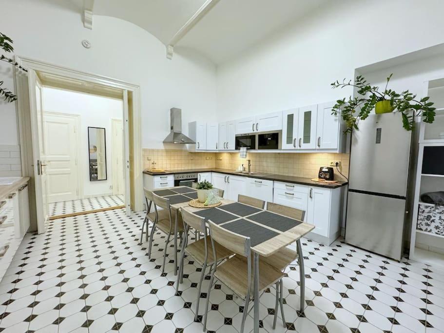 Apartment New! Mucha 3bdr Flat In Heart Of The Center