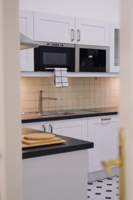 New! Mucha 3bdr Flat In Heart Of The Center
