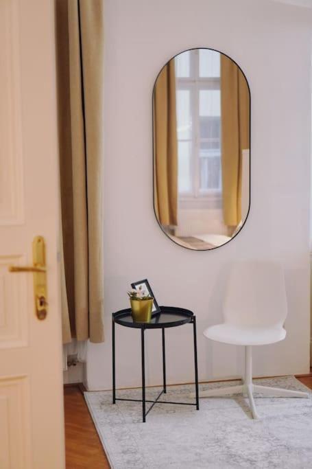 New! Mucha 3bdr Flat In Heart Of The Center Prague