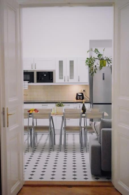 New! Mucha 3bdr Flat In Heart Of The Center Apartment *