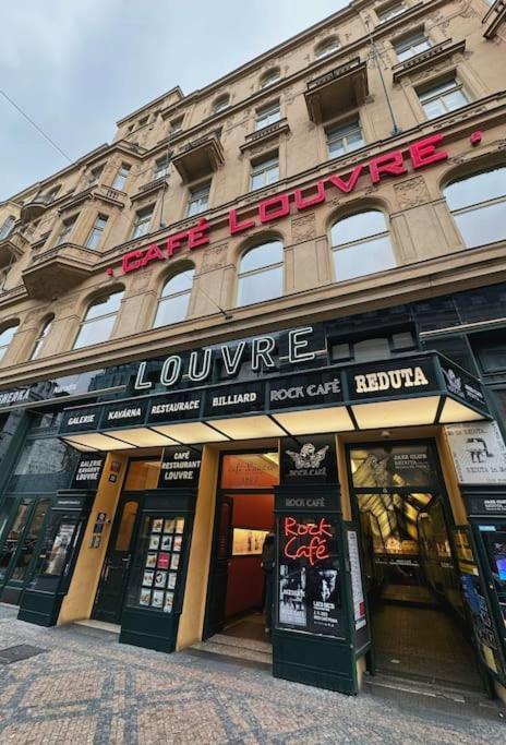 New! Mucha 3bdr Flat In Heart Of The Center
