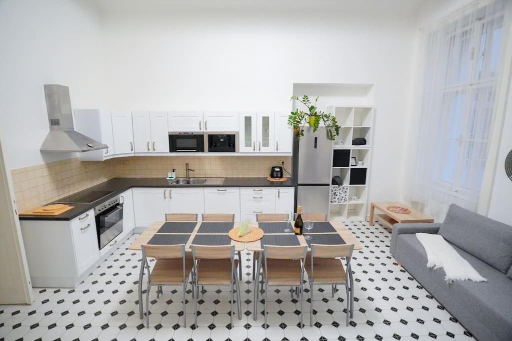 Apartment New! Mucha 3bdr Flat In Heart Of The Center