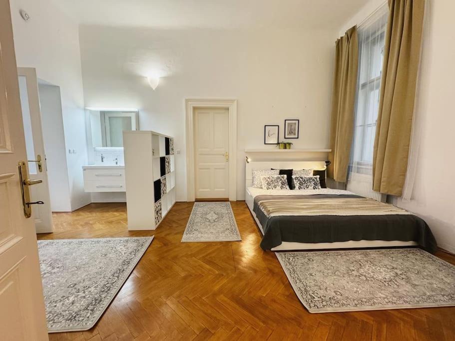 New! Mucha 3bdr Flat In Heart Of The Center *